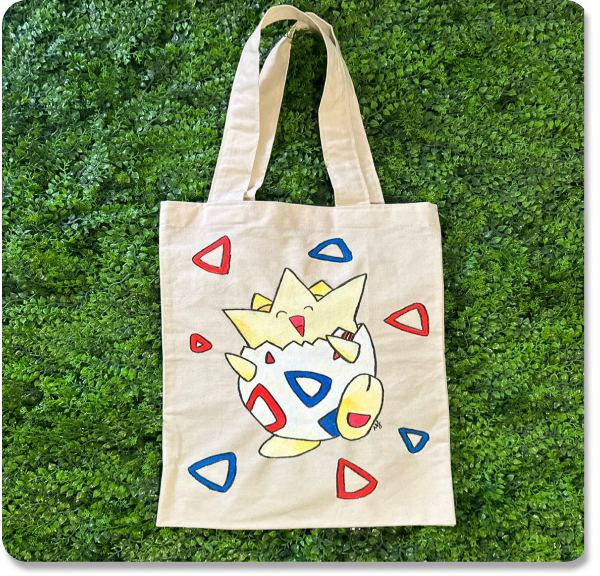 Esta es una imagen de un totebag con el dibujo de Togepi hecho a mano